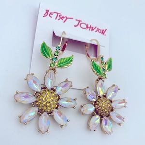 NWT Betsey Johnson Daisy Drop Earrings!